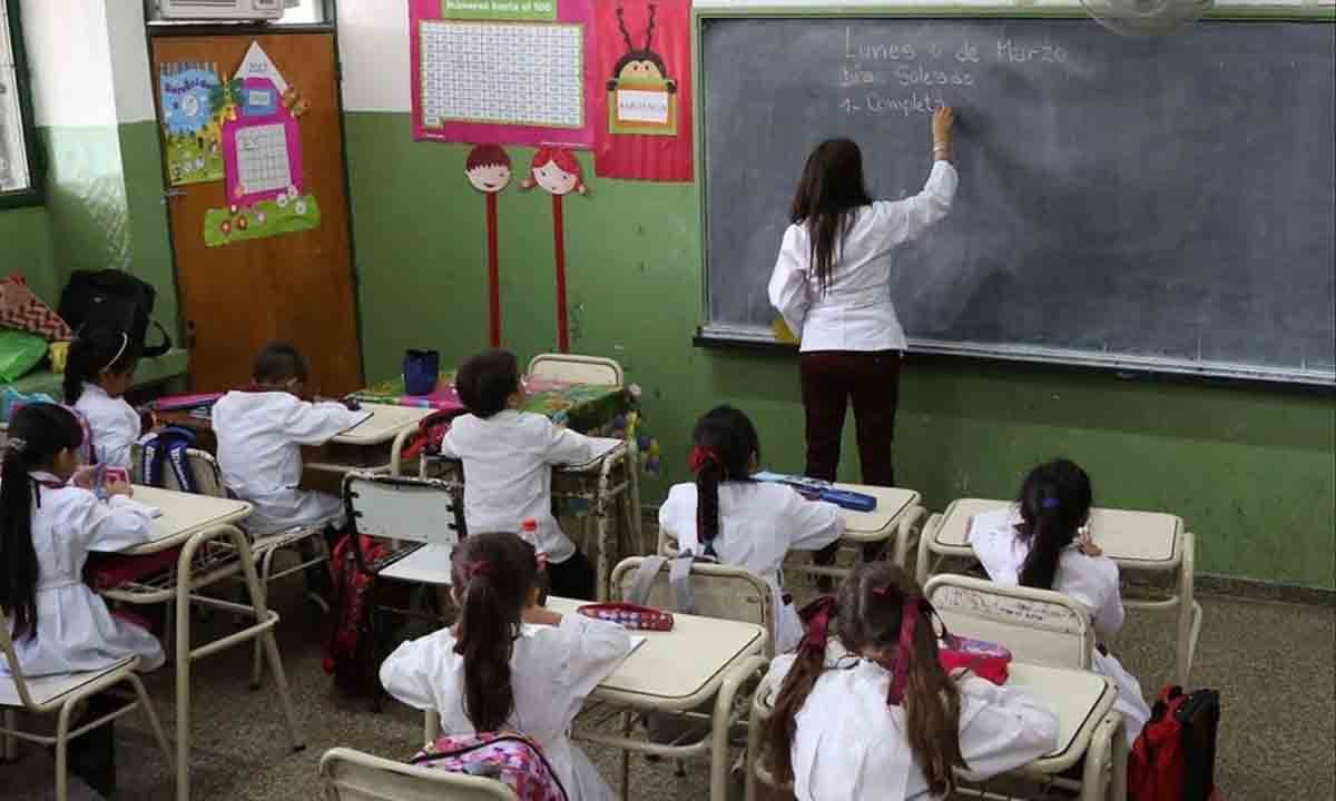Crisis educativa: el salario docente cayó un 30% desde 2023